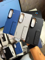 Capa Oficial Samsung Standing Case com Fita para Galaxy Z Fold8 Ultra Silicone Macio com Suporte Integrado e Alça Ergonômica