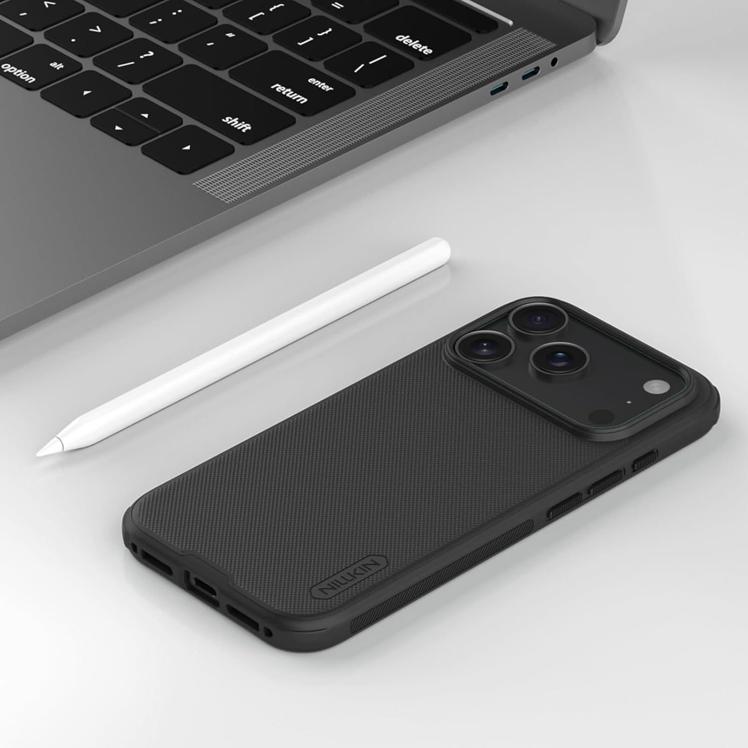 Capa Nillkin Super Frosted Shield Pro Híbrida Anti-Impacto com Microtextura Antiderrapante para Smartphone Apple iPhone 17 Pro / iPhone 18 Pro - Preto