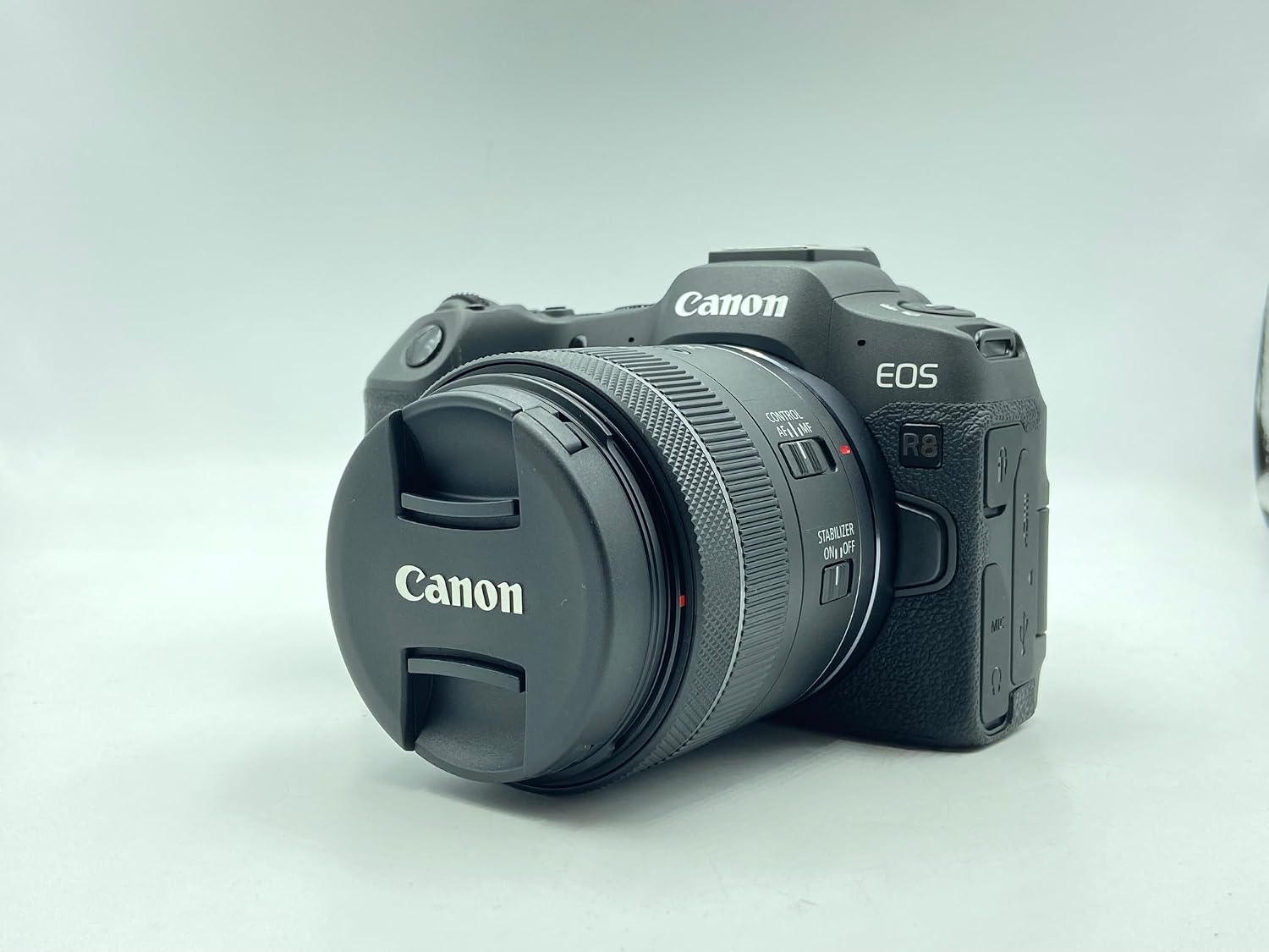 Câmera Mirrorless Full-Frame Canon EOS R8 com Lente RF 24-50mm f/4.5-6.3 IS STM