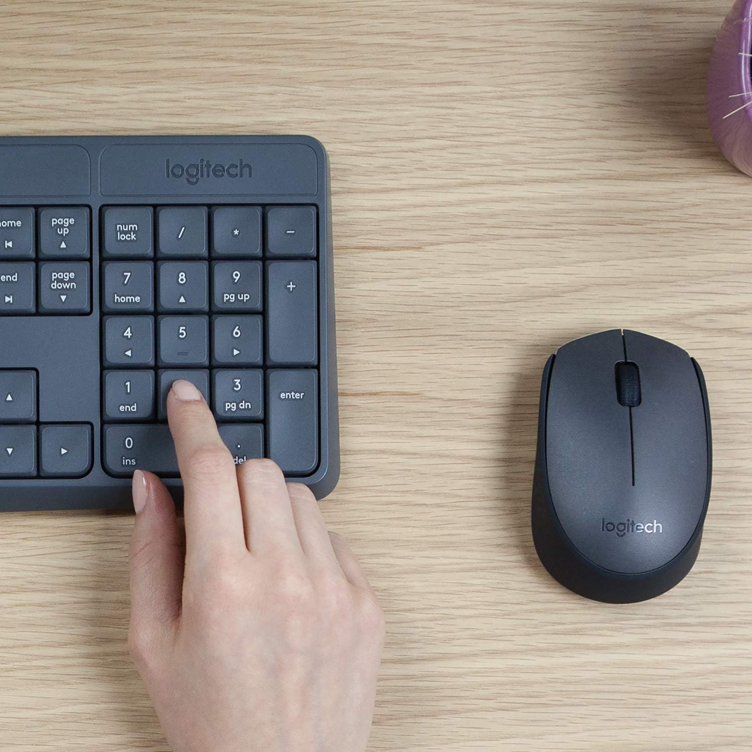 Kit Teclado e Rato Sem Fio Logitech MK235 Combo 2.4 GHz Receptor Nano USB Bateria até 36 Meses Teclado Numérico Resistente a Salpicos
