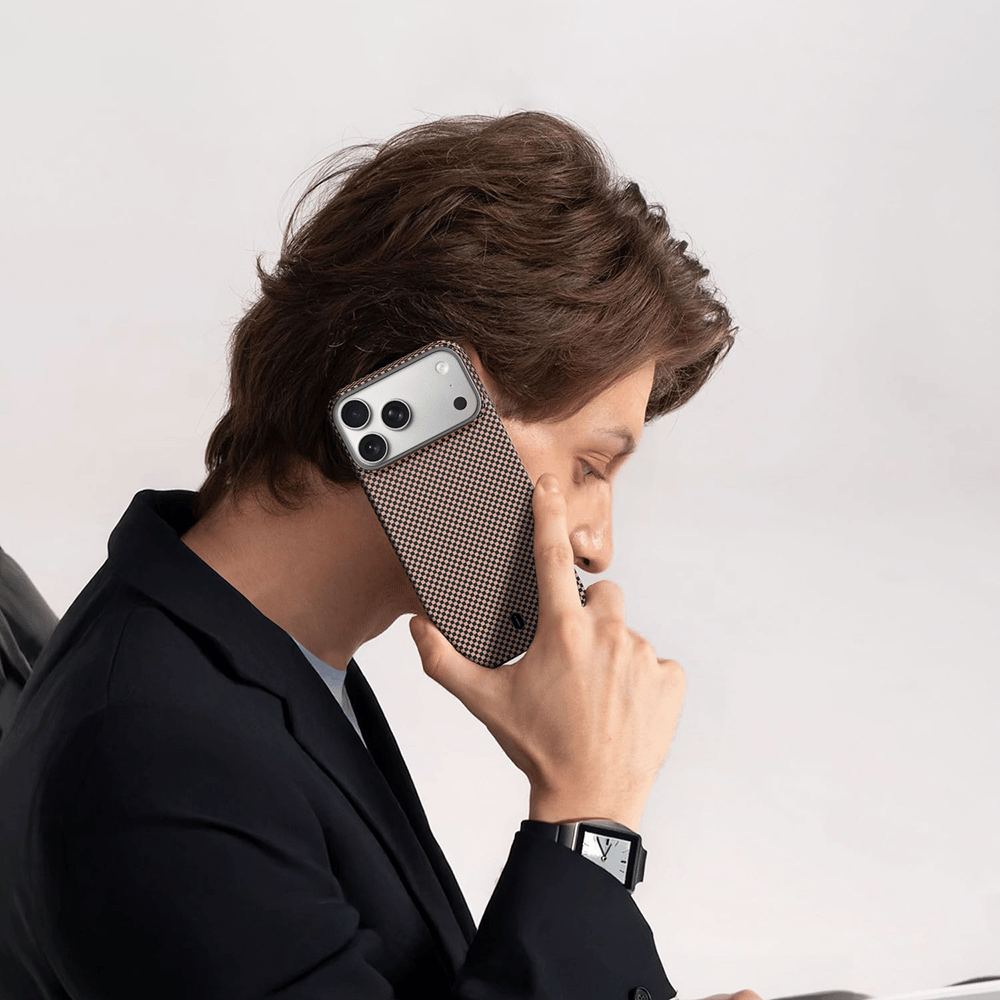 Capa Aramid Armor WiWU DCC-208 | Fibra de Aramida Autêntica com Suporte de Câmara Multiângulo – Proteção Ultra Resistente para iPhone 16 Pro Max / 17 Pro Max
