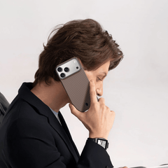 Capa Aramid Armor WiWU DCC-208 | Fibra de Aramida Autêntica com Suporte de Câmara Multiângulo – Proteção Ultra Resistente para iPhone 16 Pro Max / 17 Pro Max