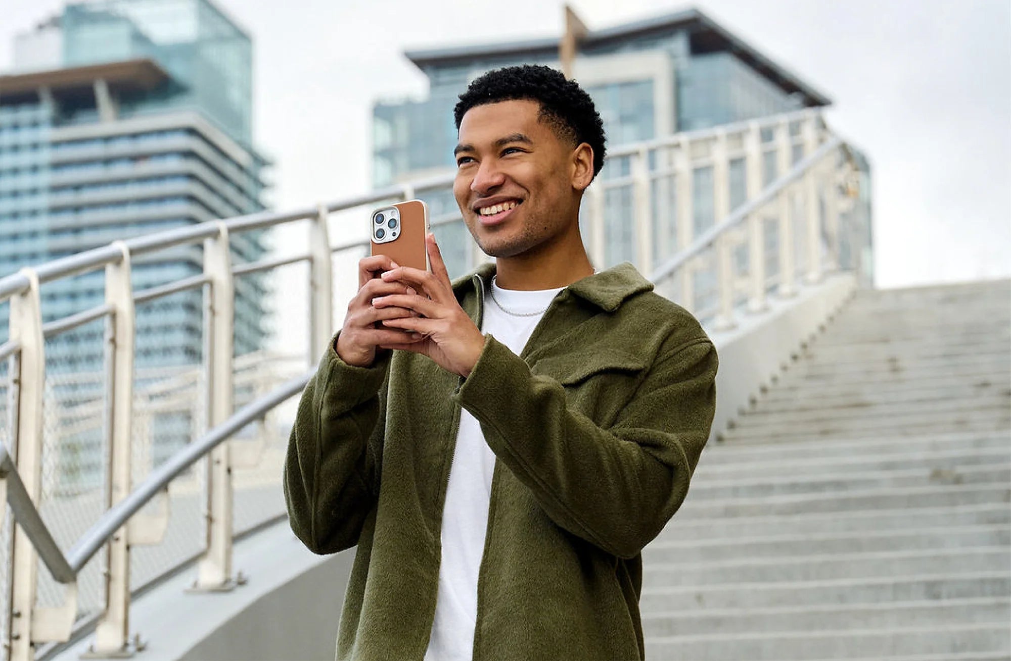 Capa de Couro Vegano UNIQ Lyden Premium com MagClick™ para iPhone Série 16