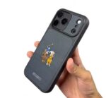 Capa de Proteção Traseira Santa Barbara Polo & Racquet Club em Couro Premium com MagSafe para Smartphone Apple iPhone 17 Pro Max / iPhone 18 Pro Max (6.9")