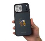 Capa de Proteção Traseira Santa Barbara Polo & Racquet Club em Couro Premium com MagSafe para Smartphone Apple iPhone 17 Pro Max / iPhone 18 Pro Max (6.9")