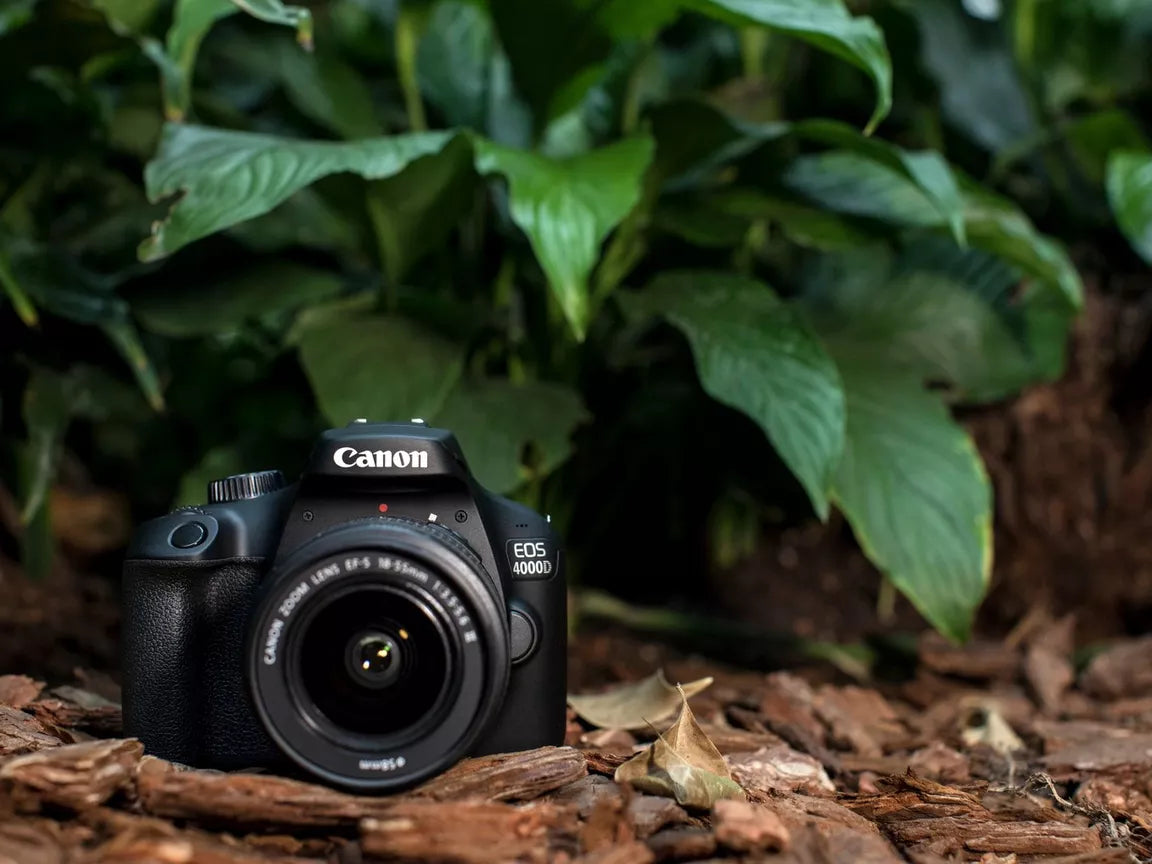 Kit Canon EOS 4000D com lente 18-55mm, cartão de memória e bolsa